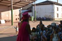 Niños atentos a la maga